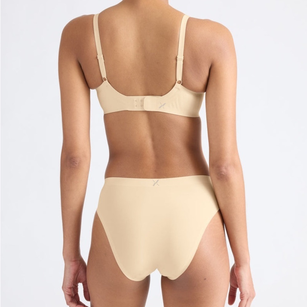 Knix Revolution seamless removable cups V-Neck Bra - Picture 3 of 9
